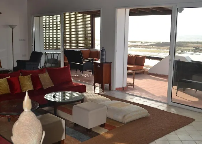 Beachfront House Frond De Mer